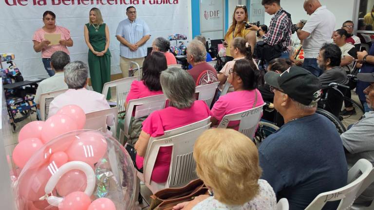 Entrega de equipos otorgados por la Beneficencia Pública de Sinaloa en el DIF Mazatlán.