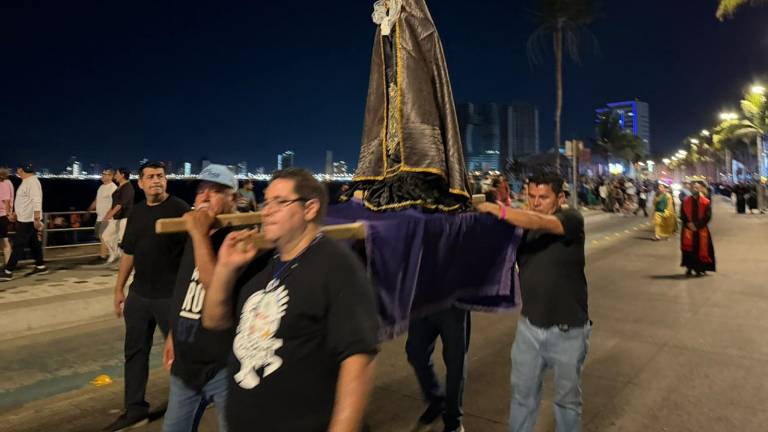 La Procesión del Silencio avanzó por calles de Mazatlán en un ambiente de reflexión y respeto durante el Viernes Santo.