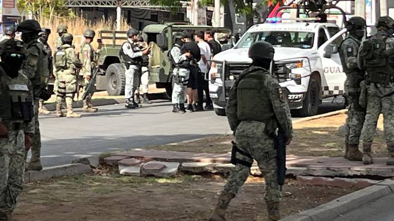 Tres jóvenes fueron detenidos por elementos militares en la colonia Emiliano Zapata en Culiacán.