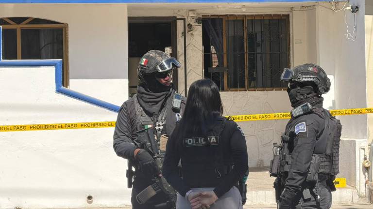 Autoridades de la Fiscalía General del Estado resguardan la zona tras el hallazgo de la víctima.