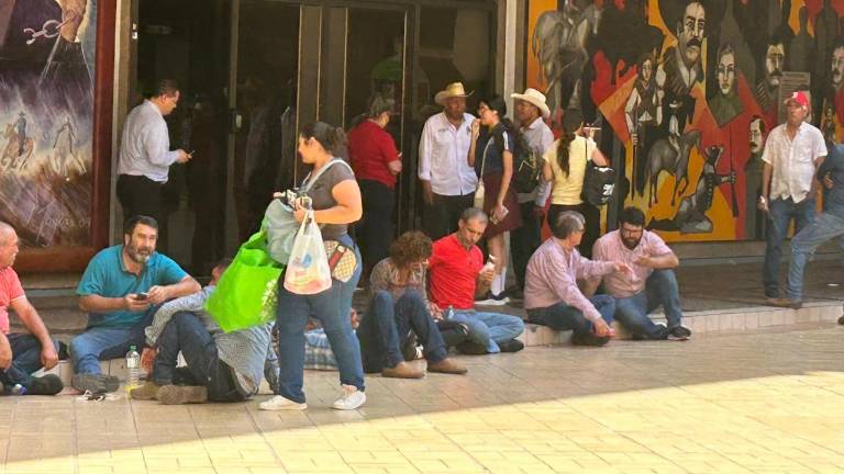 El plantón se realiza de manera pacífica.