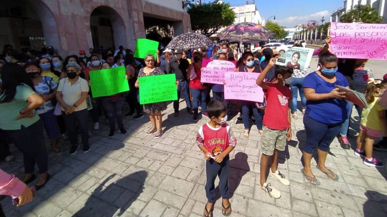 Los manifestantes en la explanada de la Plazuela República.