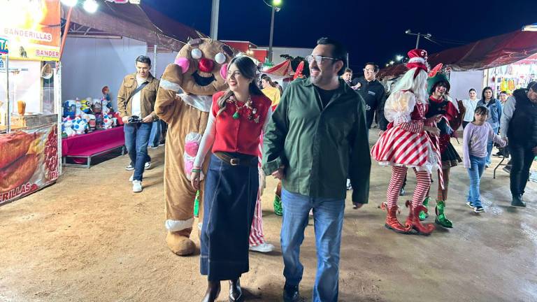 Autoridades municipales encendieron la Villa Navideña y dieron inicio a la Verbena Popular 2025 este viernes.