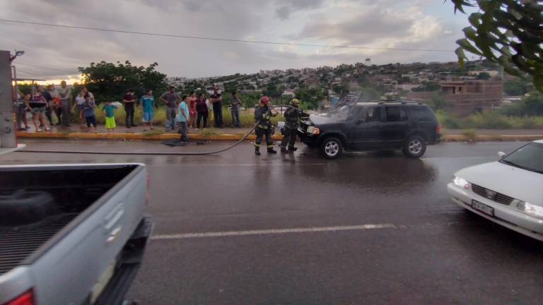 Se incendia vehículo en la colonia Progreso, en Culiacán
