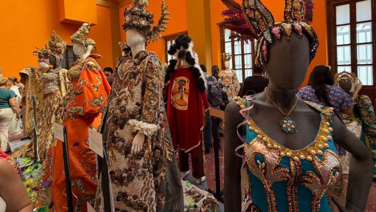 Vestidos históricos del Carnaval de Mazatlán forman parte de la exposición “Recuerdos y Nostalgia”, abierta al público en la Casa Haas hasta el 27 de febrero.