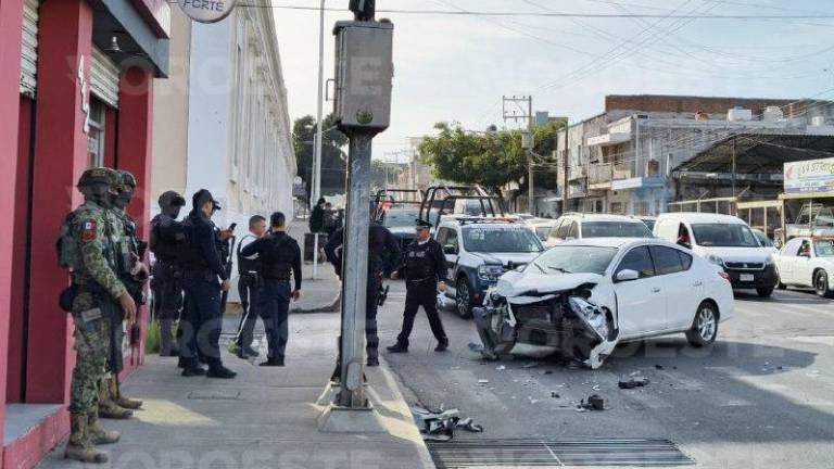 Daños materiales y una agente herida tras el choque en el cruce de Hidalgo y Serdán, en el Centro.