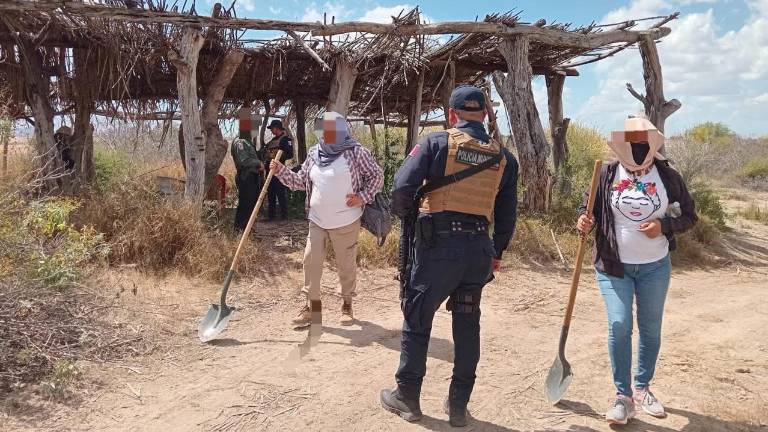 Integrantes del colectivo Rastreadoras de Guasave y autoridades han realizado las labores de búsqueda en el dren Burrión.