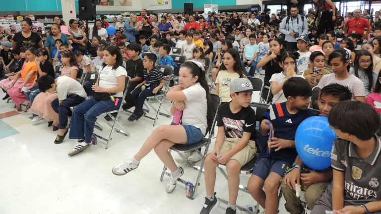 Recompensa Casa Ley a los niños y niñas más sobresalientes