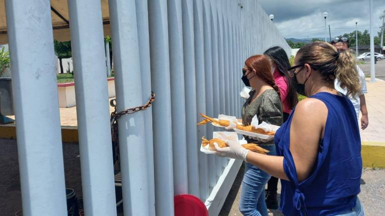 En Escuinapa ciudadanos y policías llevan comida a familiares de pacientes con Covid-19; ‘la situación está caótica’, dicen