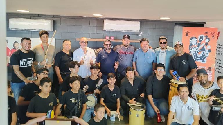 Venados de Mazatlán dona 15 mil dólares en instrumentos a la Academia Colegas Studio.