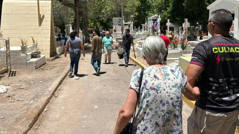 Familias se congregaron en los distintos camposantos de la capital sinaloense para honrar la memoria de sus madres.