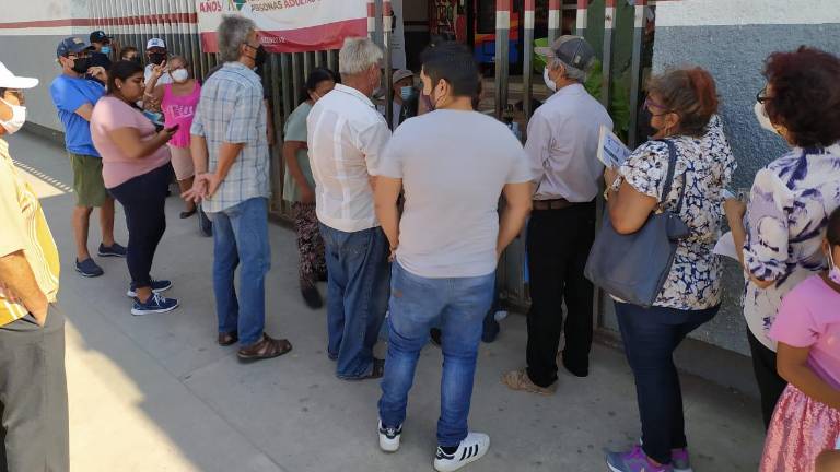 Según lo que comentaron servidores de la nación y gente de alrededor que se encontraban en el acceso de las oficinas de Bienestar Social, la primera exhibición será de 9 mil 300 pesos.