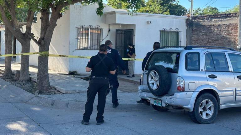 Vivienda del fraccionamiento Los Naranjos, en Los Mochis, que este lunes fue atacada a balazos.