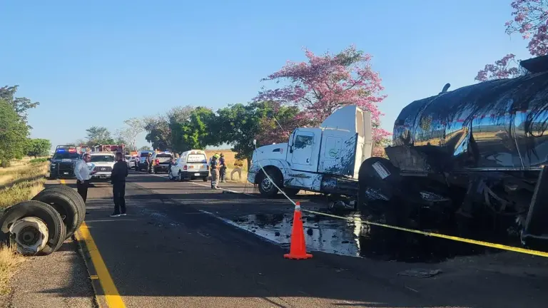 El accidente ocurrió la madrugada de este viernes en la Maxipista Culiacán-Mazatlán, en Pueblos Unidos.