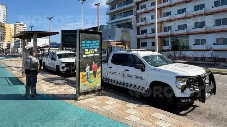 En un hotel del malecón de Mazatlán fueron asesinados dos jóvenes, uno de ellos identificado como Guardia Nacional.