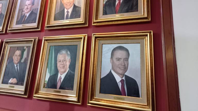 De acuerdo con personal del Gobierno del Estado, el retrato de Ordaz Coppel fue colocado en la exhibición en el mes de septiembre, es decir, antes de que dejara el cargo el 31 de octubre.