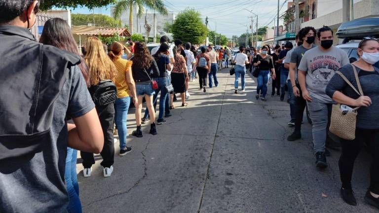 En Culiacán se triplica la fila de vacunación Covid y termina a una calle del bulevar Ciudades Hermanas