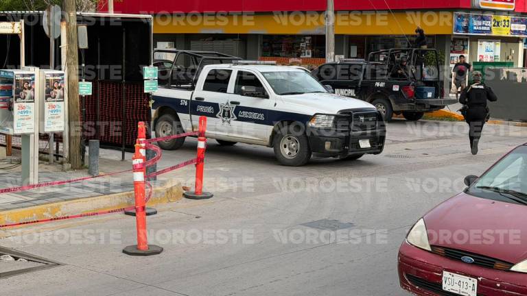 Elementos del Grupo de Reacción acordonaron el acceso de playa de Sábalo Country donde un hombre resultó herido de bala.