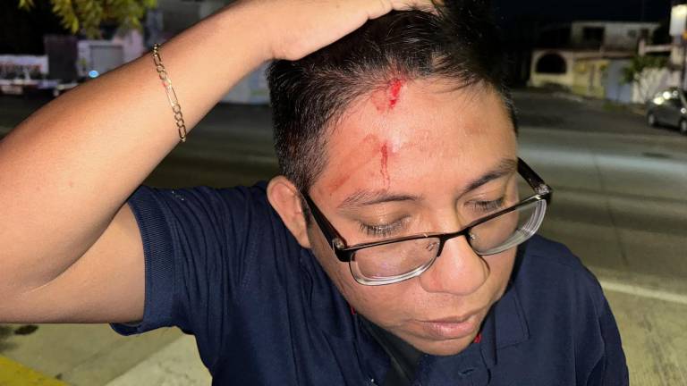 Uno de los periodistas agredido por policías de Veracruz mientras hacían su trabajo.