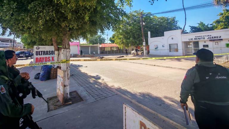 La síndica de Villa Juárez, en Navolato, resulta herida de bala tras un ataque armado.