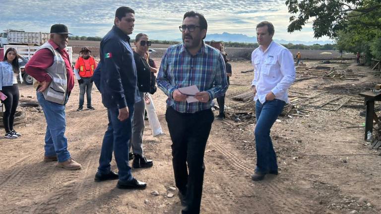 El Alcalde de Culiacán Juan de Dios Gámez Mendívil supervisa los avances de la planta potabilizadora en El Salado.