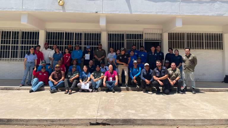 Brigadistas del Santuario Huizache-Caimanero reciben capacitación y credencialización para el manejo de los nidos de tortuga.