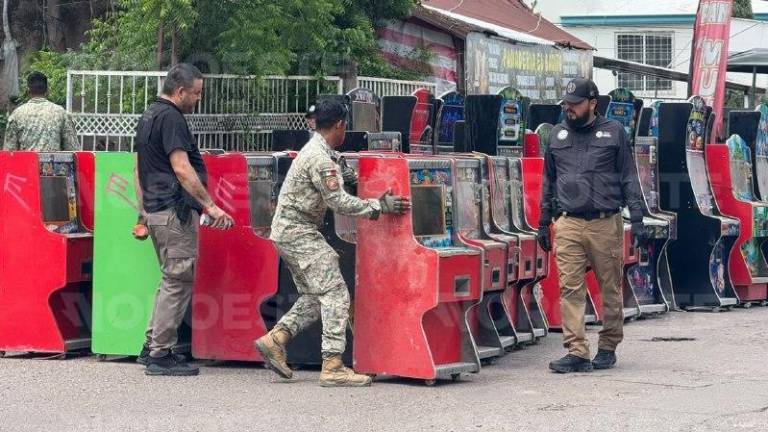 Ejército y Fiscalía aseguran más de 70 tragamonedas en casino clandestino en la colonia Rafael Buelna.