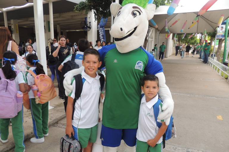 Disfrutan alumnos del Instituto Senda un feliz regreso a clases