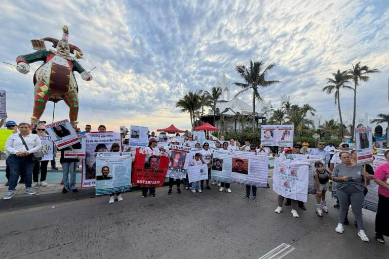 Familiares de personas desaparecidas recorrieron la Avenida del Mar con pancartas y consignas para exigir respuestas a las autoridades.