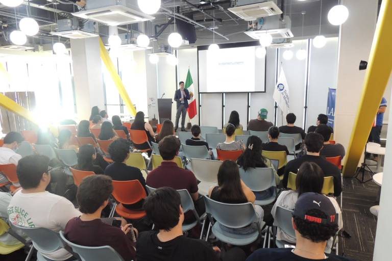 Conocen alumnos la realidad actual de los mercados financieros