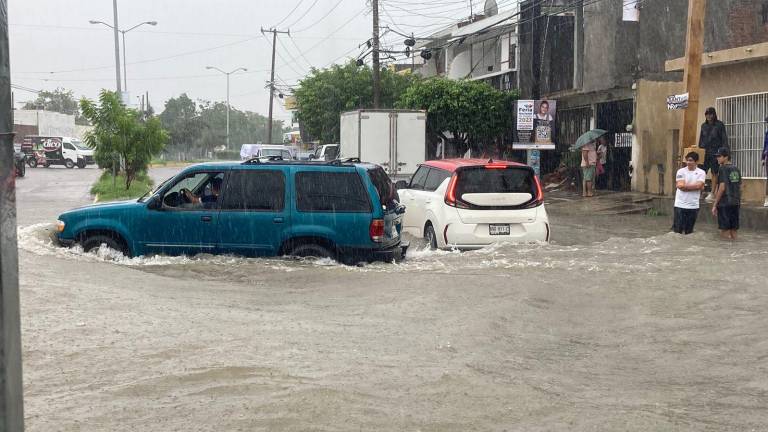 Las inundaciones en diversas vialidades de Mazatlán han dificultado la circulación vehicular a lo largo de este lunes y el transporte público también se vio afectado por unas horas.