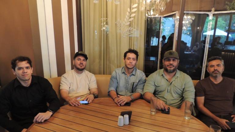 Comparten charlas desde la barra en ‘Tragos &amp; Esencia’, en Humaya Restaurante