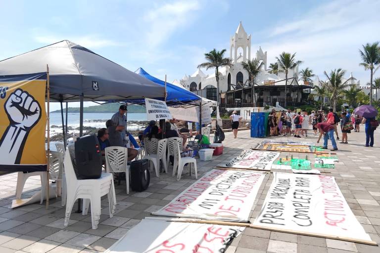 Mantendrán trabajadores jubilados plantón de protesta en Mazatlán hasta que autoridades de la UAS atiendan