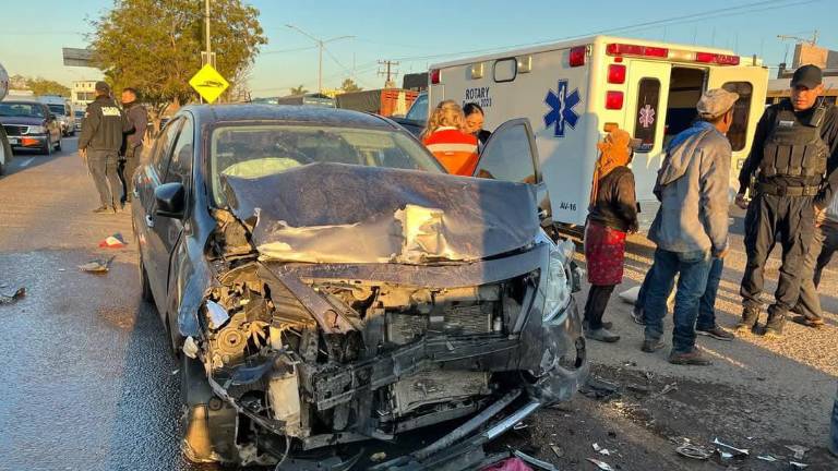 Dos vehículos chocaron en Villa Unión y dejó siete personas lesionadas.