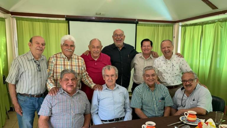 El grupo de amigos de la escuela Vocacional de Ingeniería, de la generación 1966-1968, conviven en su reunión mensual.