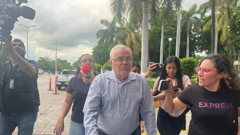 Alcaldes como Víctor Manuel Díaz Simental, de Escuinapa, fueron captados saliendo del Palacio de Gobierno tras la cancelación de su reunión con Rubén Rocha Moya.