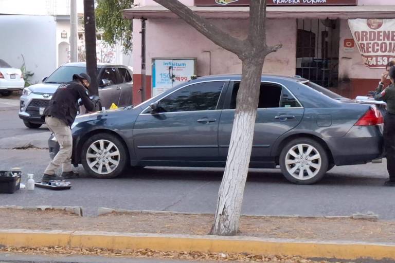 Hallan vehículo abandonado con impactos de bala en Pradera Dorada, al norte de Culiacán
