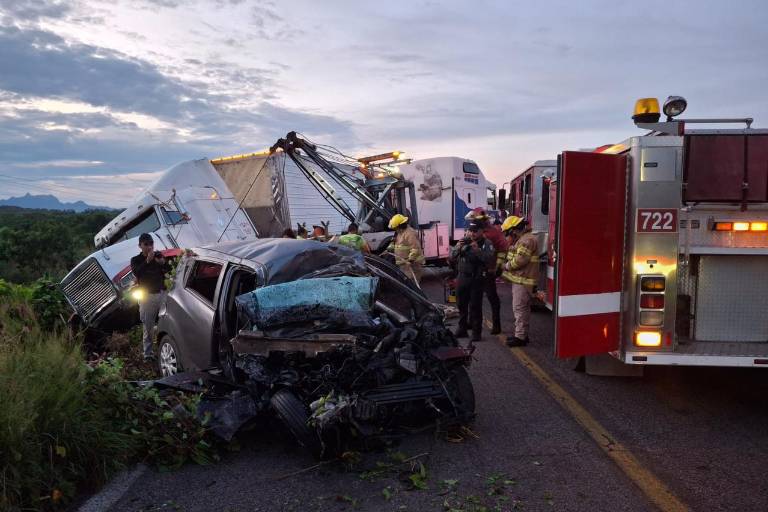 Muere conductor tras chocar con un tráiler en Rosario