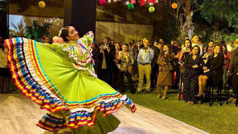 Invitados por la Embajada de México en Perú, los bailarines mazatlecos ofrecieron una auténtica fiesta mexicana el 15 de septiembre en el recinto diplomático de nuestro País.