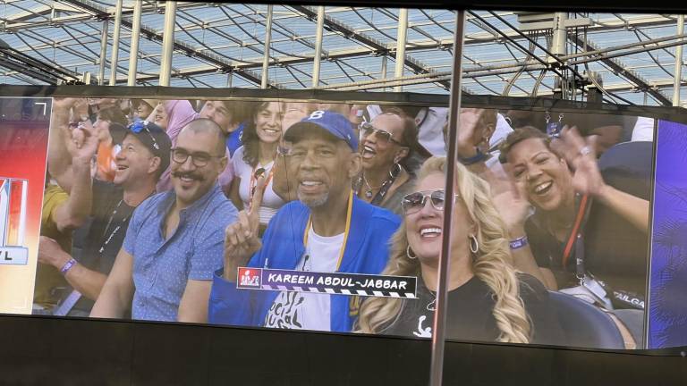 Kareem Abdul-Jabbar fue captado en la mega pantalla del SoFi Stadium, durante el Super Bowl LVI.