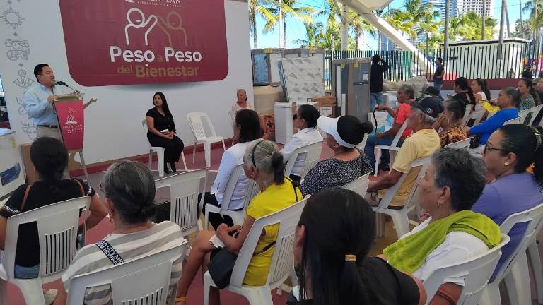 El Gobierno de Mazatlán entrega apoyos del Programa Peso a Peso.