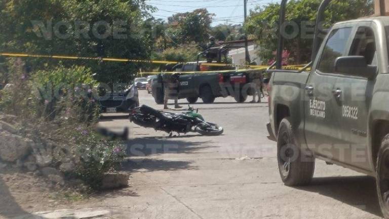 Autoridades resguardan el perímetro donde fueron asesinados dos hombres en la colonia Antonio Toledo Corro.