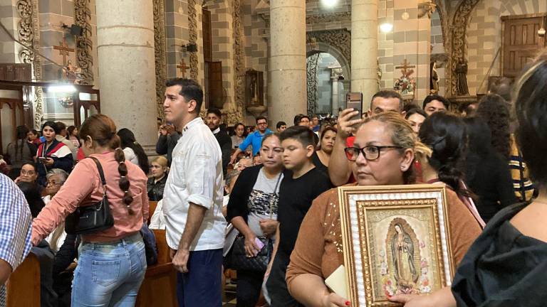 Desde la media noche, cientos de devotos acudieron a celebrar a la Virgen de Guadalupe.