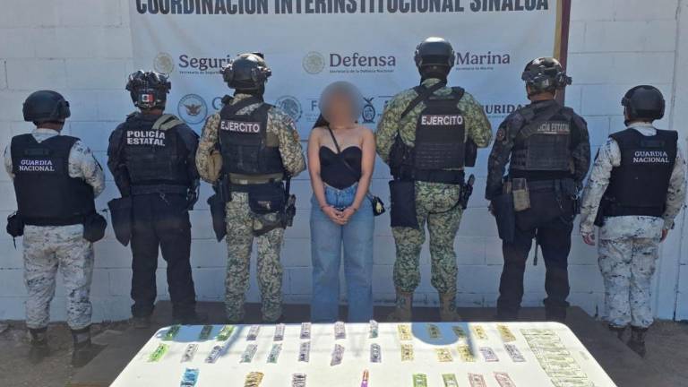 La mujer fue puesta a disposición del Ministerio Público Federal junto con la presunta droga y el dinero asegurado por militares en Culiacán.