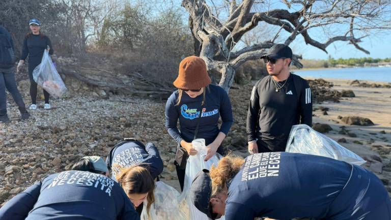 Voluntarios de distintas instituciones y organizaciones participaron en labores de limpieza en la Isla de la Piedra para conmemorar el Día Mundial de los Océanos.