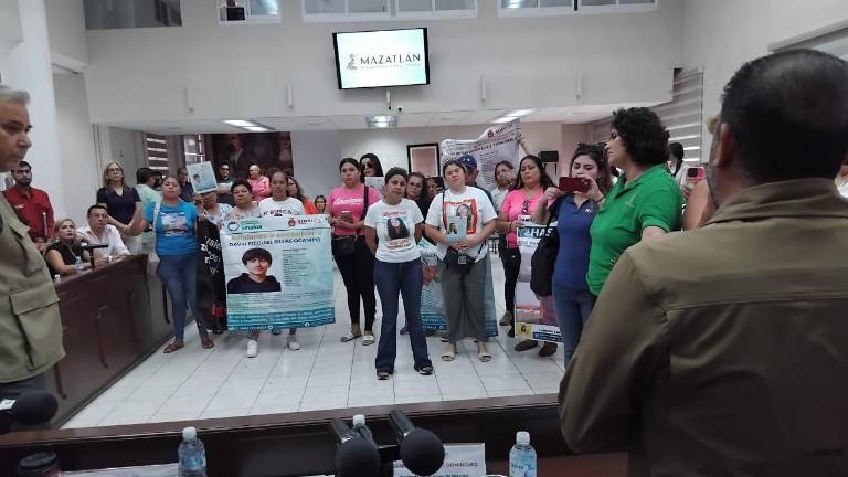Protesta en el Cabildo de Mazatlán por familiares de personas desaparecidas.