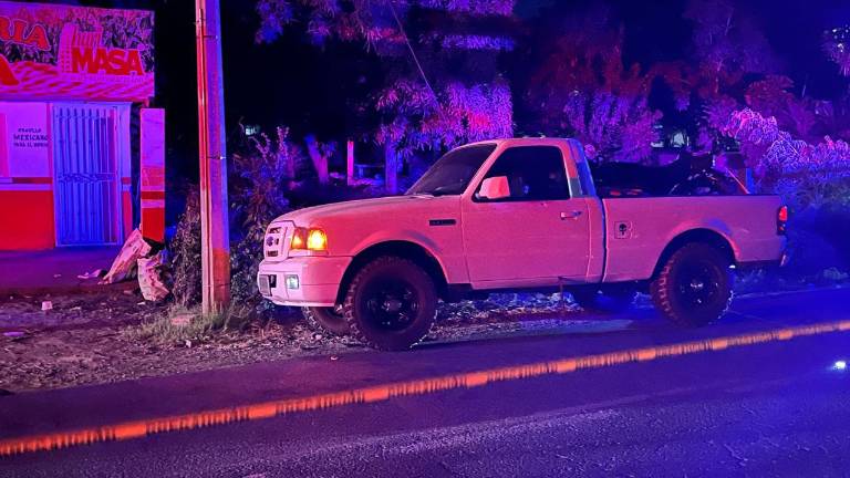 La camioneta Ford Ranger en que viajaban las víctimas quedó baleada y abandonada en el entronque hacia Laguna de San Pedro.