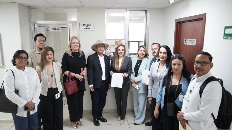Paola Gárate presentó la propuesta respaldada por partidos de oposición y organizaciones civiles para reforzar la vigilancia del gasto en infraestructura.