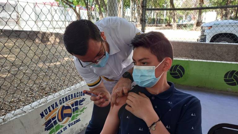 Diego, de 12 años de edad, acudió a recibir la primera dosis de la vacuna contra el Covid-19