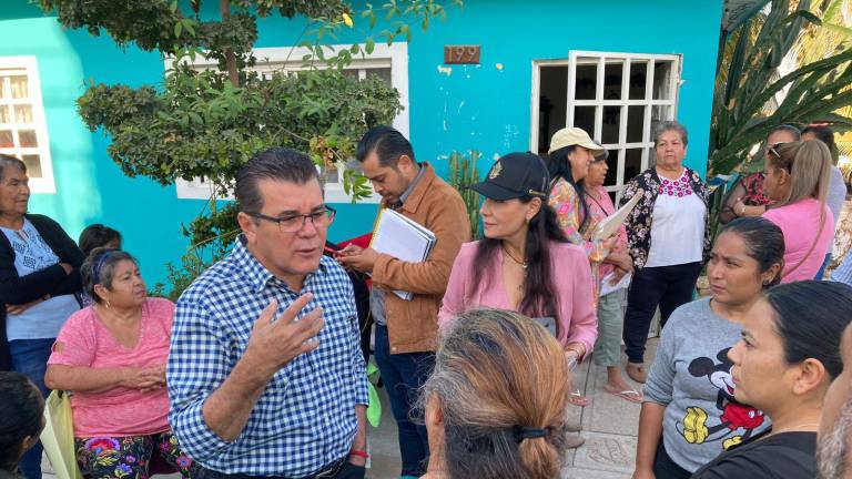 El Alcalde de Mazatlán, Édgar González, dialogó con habitantes de Vistas del Mar durante un recorrido por la zona.